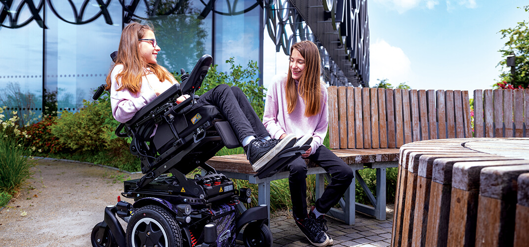 Changer la position d’une personne assise dans un fauteuil roulant électrique peut substantiellement améliorer la posture de cette personne.