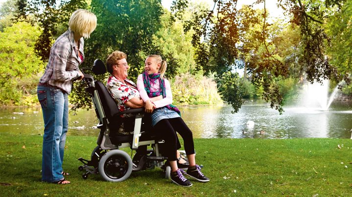Les avantages cliniques de la bascule d’assise sur un fauteuil roulant de positionnement