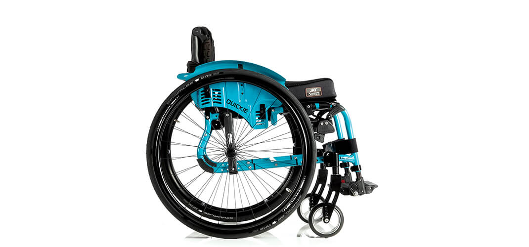 Le QUICKIE Life RT est un exemple de fauteuil roulant rigide à cadre fermé.