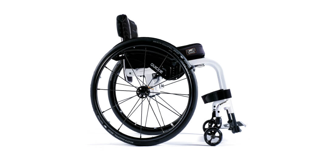 Le QUICKIE Xenon<sup>2</sup> est un exemple de fauteuil roulant pliant à cadre ouvert.