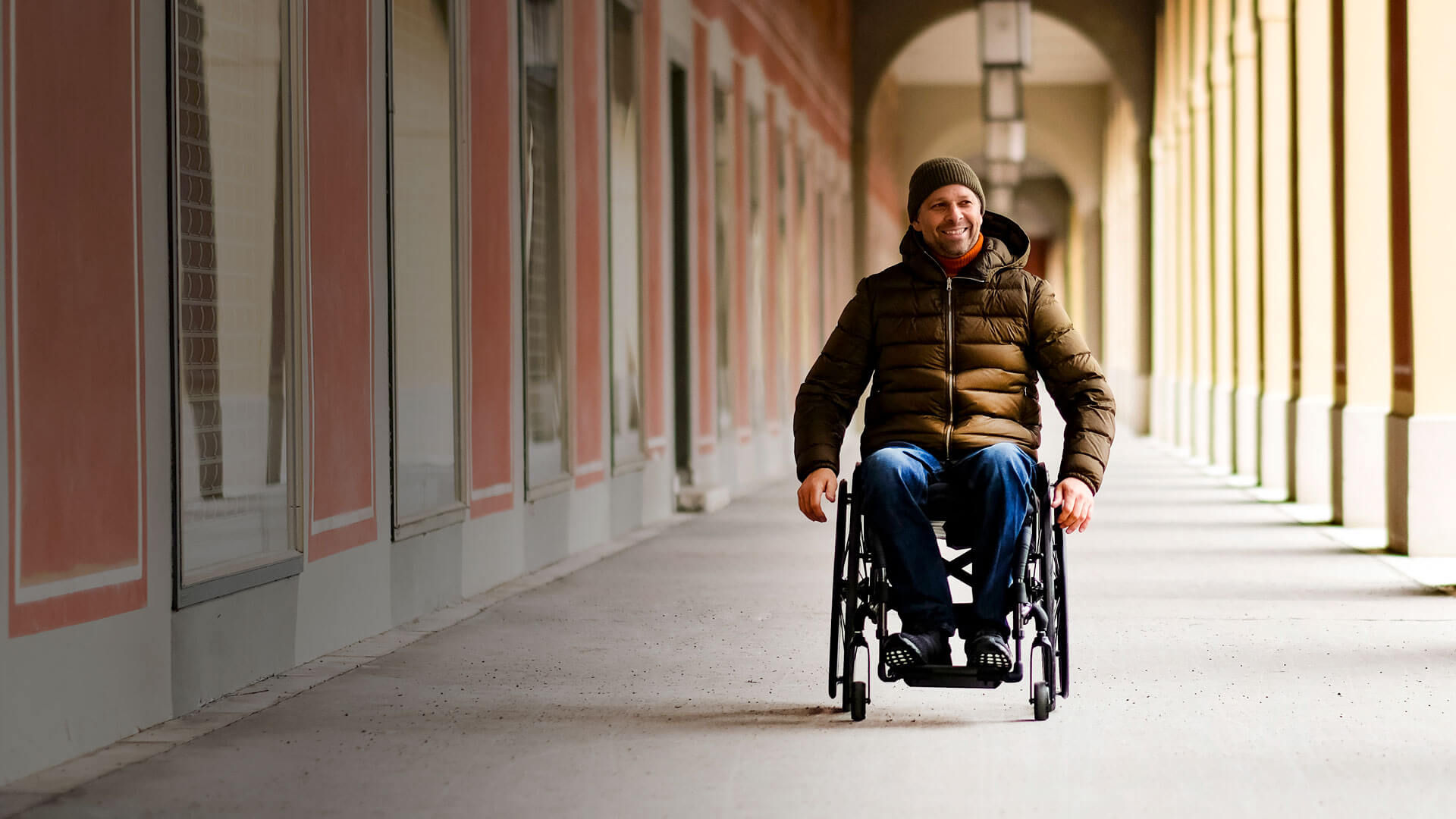 Un fauteuil roulant pliant, aux airs d’un fauteuil roulant rigide