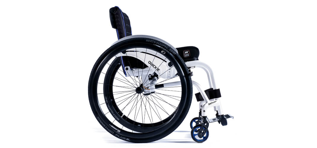 Le QUICKIE Xenon<sup>2</sup> Hybrid est un exemple de fauteuil roulant pliant à cadre ouvert renforcé.
