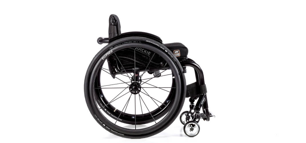 Le QUICKIE Nitrum est un exemple de fauteuil roulant rigide à cadre ouvert.