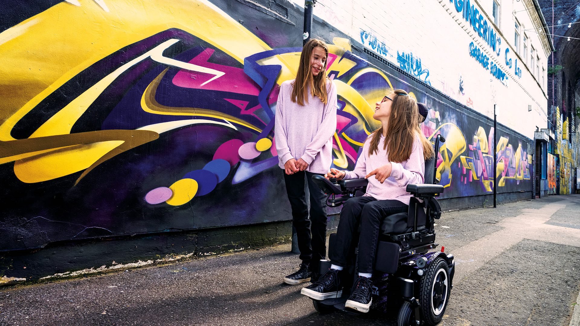 Un fauteuil roulant compact capable de GRANDES performances